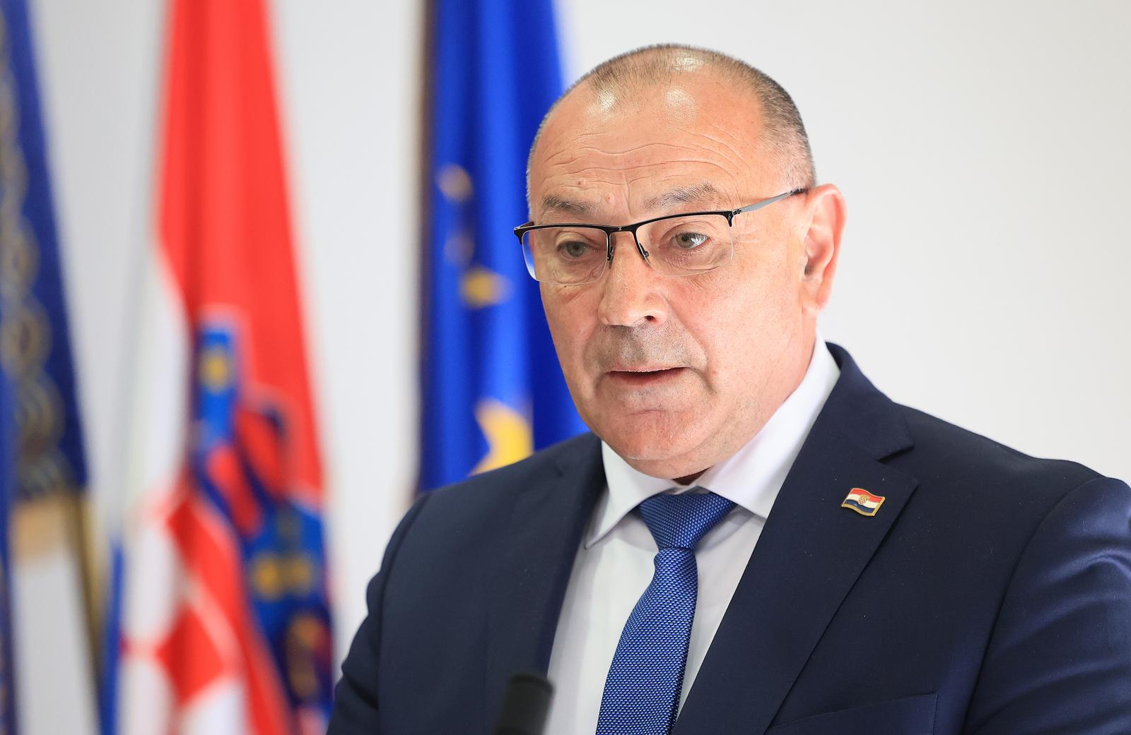 13.05.2025., Ministarstvo branitelja, Zagreb - Potpredsjednik Vlade i ministar hrvatskih branitelja Tomo Medved, drzavna tajnica ovlastena za upravljanje Ministarstvom regionalnog razvoja i fondova Europske unije Zrinka Raguz i ravnatelj Sredisnje agencije za financiranje i ugovaranje Dragan Jelic potpisali su Ugovore o dodjeli bespovratnih sredstava za projekt Sirenje mreze veteranskih centara. Svecanom potpisivanju nazocili su i predstavnici gradova u kojima ce se graditi veteranski centri te predstavnici udruga iz Domovinskog rata. Photo: Marko Prpic/PIXSELL