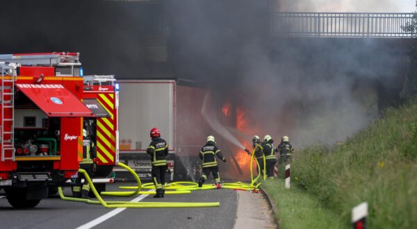 13.05.2025.Zagreb  - Na autocesti A3 između čvorova Sveta Nedelja i Zagreb zapad nešto prije 16 sati zapalio se šleper. Photo: Igor Kralj/PIXSELL
