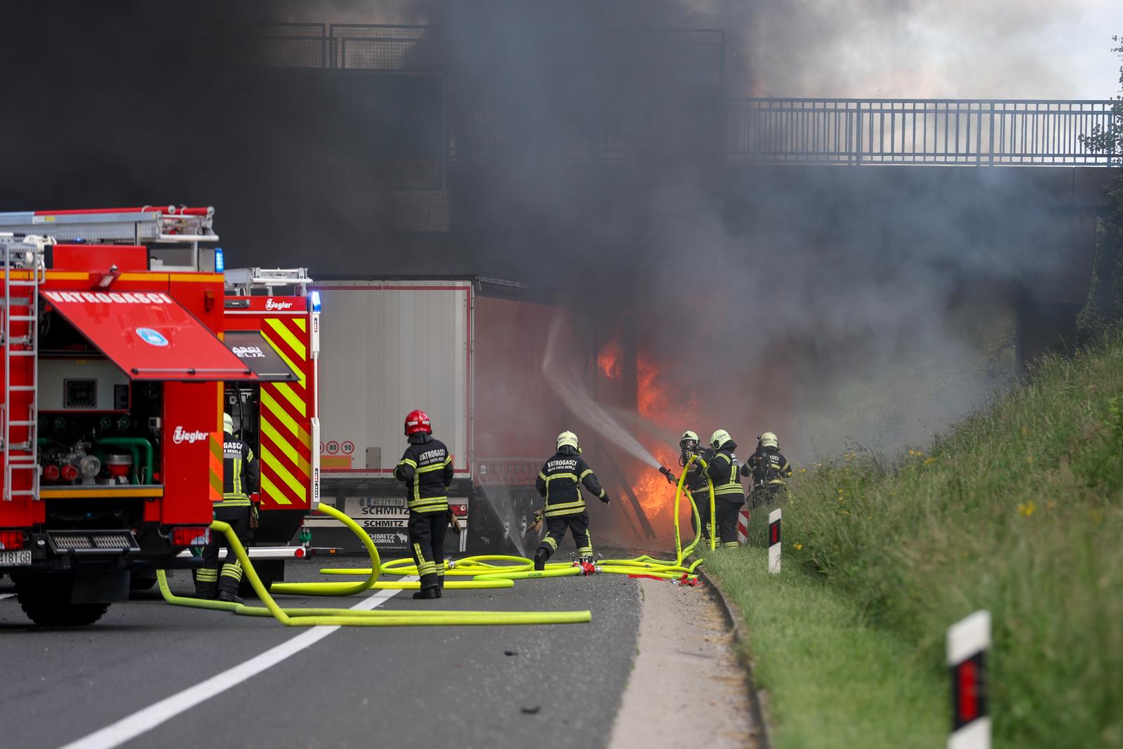 13.05.2025.Zagreb  - Na autocesti A3 između čvorova Sveta Nedelja i Zagreb zapad nešto prije 16 sati zapalio se šleper. Photo: Igor Kralj/PIXSELL