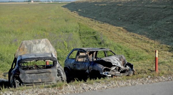 14.05.2025., Zagreb - Uz nasip u Odranskom Obrezu tijekom noci vatrogasci su ugasili dva zapaljena automobila uz cestu, u tijeku je policijski ocevid. Photo: Zeljko Lukunic/PIXSELL