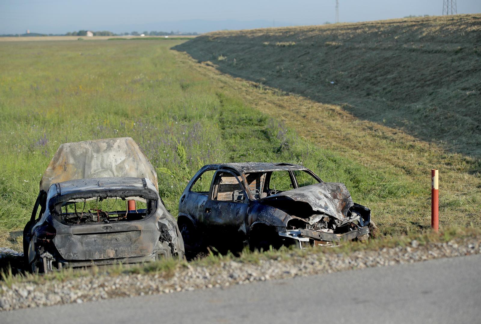 14.05.2025., Zagreb - Uz nasip u Odranskom Obrezu tijekom noci vatrogasci su ugasili dva zapaljena automobila uz cestu, u tijeku je policijski ocevid. Photo: Zeljko Lukunic/PIXSELL