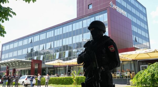 14.05.2025., hotel park, Doboj (BiH) - U Doboju je odrzan sastanak predstavnika stranaka koji je sazvao predsjednik Republike Srpske Milorad Dodik, medjutim sastanak je trajao svega par minuta jer se sastanku odazvao mali broj delagacija. Pozivu se nisu odazvale parlamentarne stranke iz Federacije BiH zastupljene na nivou BiH.
Photo: Dejan Rakita/Pixsell Photo: Dejan Rakita/PIXSELL