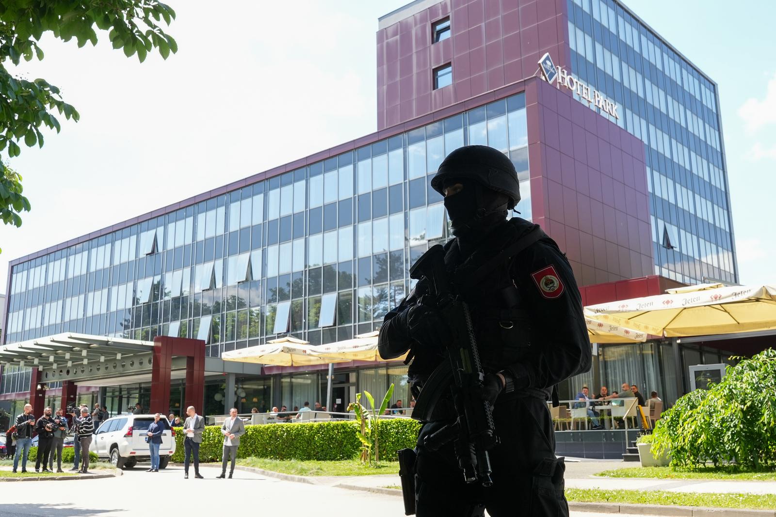14.05.2025., hotel park, Doboj (BiH) - U Doboju je odrzan sastanak predstavnika stranaka koji je sazvao predsjednik Republike Srpske Milorad Dodik, medjutim sastanak je trajao svega par minuta jer se sastanku odazvao mali broj delagacija. Pozivu se nisu odazvale parlamentarne stranke iz Federacije BiH zastupljene na nivou BiH.
Photo: Dejan Rakita/Pixsell Photo: Dejan Rakita/PIXSELL