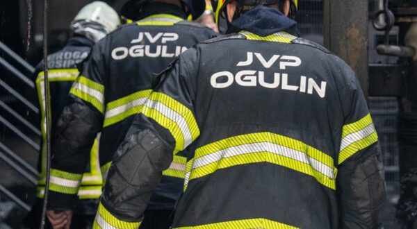 15.04.2025., Ogulin - U ogulinskoj tvornici parketa Bjelin planuo je požar u toplinskoj podstanici kojega su vatrogasci ugasili Photo: Hrvoje Kostelac/PIXSELL