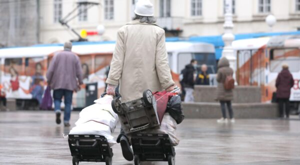 16.02.2022., Zagreb - Vlada ce danas predstavit paket mjera za ublazavanje rasta cijena energenata. Najugorzenija skupina koju pogadja divljanje cijena su umirovljenici kojima su racuni za plin i struju i do sada bili znacajna stavka u proracunu.  Photo: Patrik Macek/PIXSELL