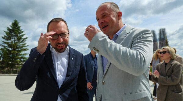 16.05.2025., Zagreb -Plato Gradec. Konferencija za medije na kojoj su zajednicki kandidati Mozemo! i SDP-a za gradonacelnika Grada Zagreba Tomislava Tomasevica i predsjednik SDP-a Sinise Hajdasa Doncica uputili zavrsne poruke uoci izbora za gradonacelnika i Gradsku skupstinu Grada Zagreba. Photo: Sanjin Strukic/PIXSELL
