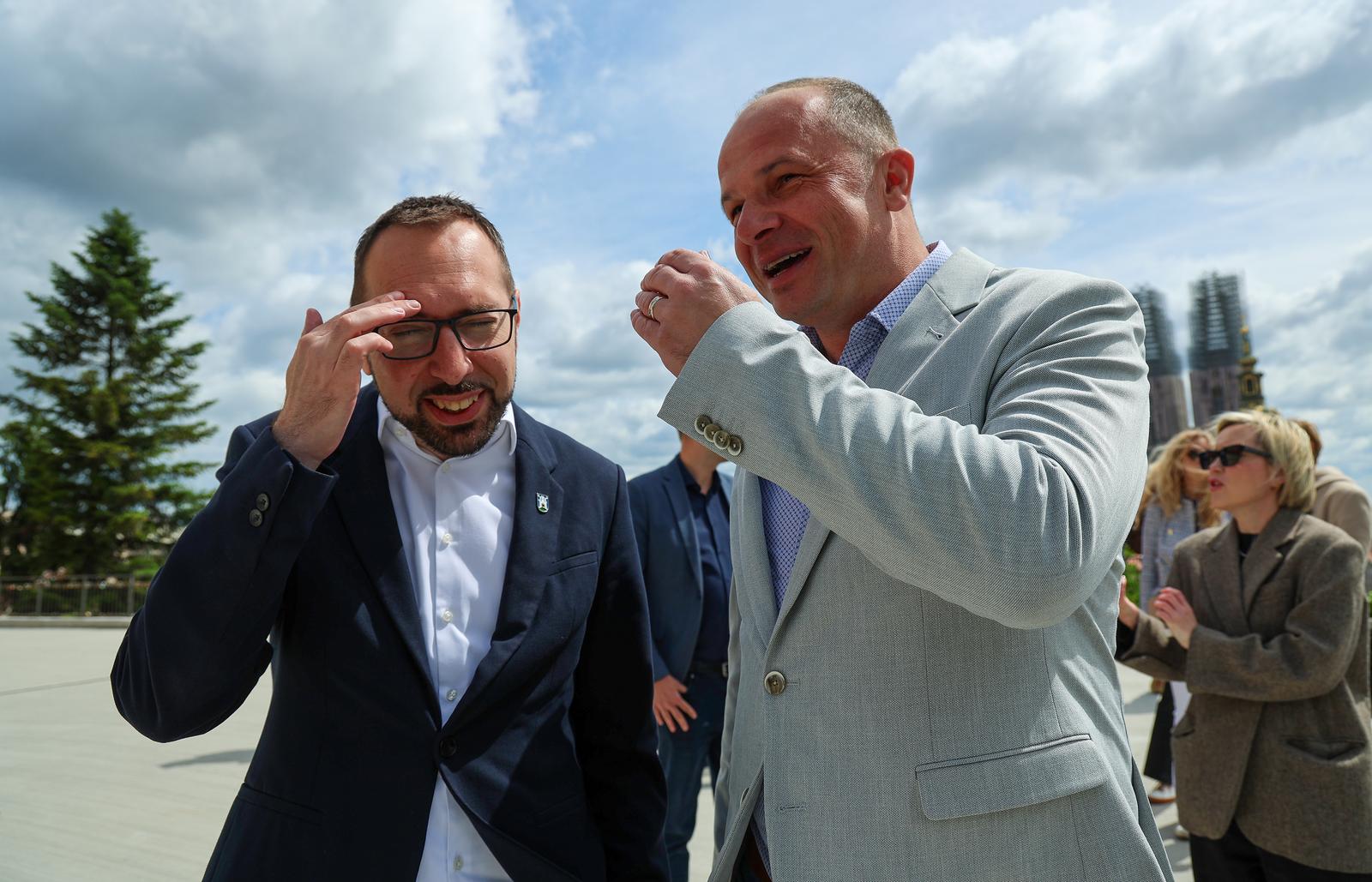 16.05.2025., Zagreb -Plato Gradec. Konferencija za medije na kojoj su zajednicki kandidati Mozemo! i SDP-a za gradonacelnika Grada Zagreba Tomislava Tomasevica i predsjednik SDP-a Sinise Hajdasa Doncica uputili zavrsne poruke uoci izbora za gradonacelnika i Gradsku skupstinu Grada Zagreba. Photo: Sanjin Strukic/PIXSELL