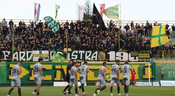 16.05.2025., stadion Aldo Drosina, Pula - SuperSport HNL, 35. kolo, NK Istra 1961 - HNK Sibenik.Slavlje nogometasa Istre nakon pogotka VInka Rozica za vodstv 1:0. Photo: Srecko Niketic/PIXSELL