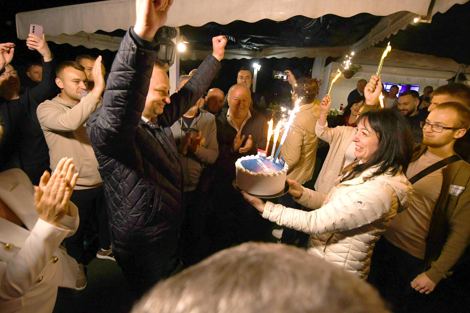18..05.2025., Bjelovar- Marko Marusic, aktualni zupan uvjerljivo je osvojio novi mandat, pa je slavlje u stozeru moglo poceti. HDZ i partneri imaju pregrst razloga za veliko slavlje, a uz mnogobrojne simpatizere i clanove svi su cestitali Marku, a slavilo se uz tortu, pjenusac, vatromet.... Photo: Damir Spehar/PIXSELL