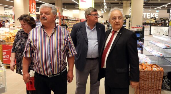 18.08.2021., Rijeka - Mirko Pavicic na otvaranju Interspar trgovine u Tower Centru sa gradonacelnikom Vojkom ObersnelomrPhoto: Goran Kovacic/PIXSELL