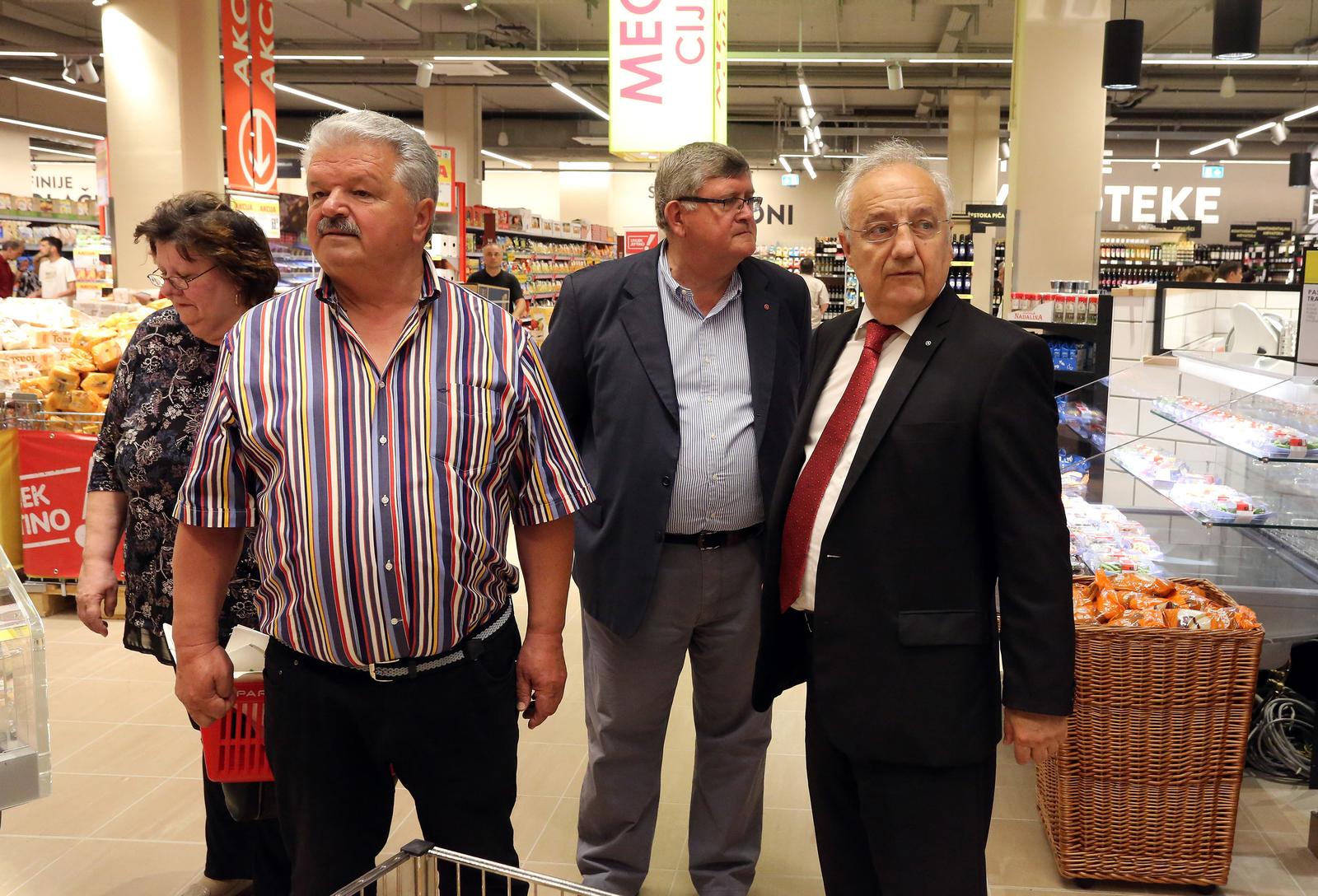 18.08.2021., Rijeka - Mirko Pavicic na otvaranju Interspar trgovine u Tower Centru sa gradonacelnikom Vojkom ObersnelomrPhoto: Goran Kovacic/PIXSELL
