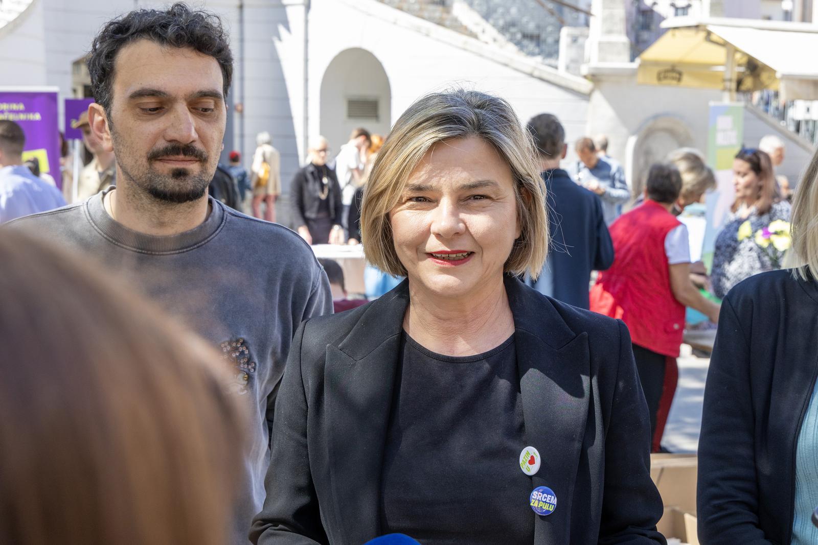 19.04.2025., Pula - Na trznici stranka Mozemo odrzala je konfereciju za medije na kojoj je predstavljen zamjenik kandidatkinje za gradonacelnicu Pule na predstojecim lokalnim izborima. kandidat za zamjenika gradonacelnika Pule Davor Vukovic i Sandra Bencic Photo: Srecko Niketic/PIXSELL