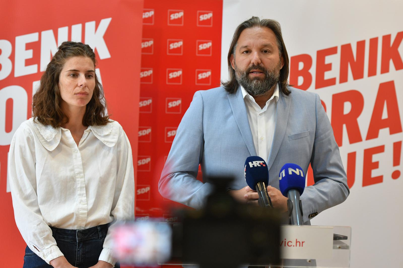20.05.2025., Sibenik - Konferencija za medije SDP-ovog kandidata za gradonacelnika Toncija Restovica i zamjenice Maje Sintic. Photo: Hrvoje Jelavic/PIXSELL