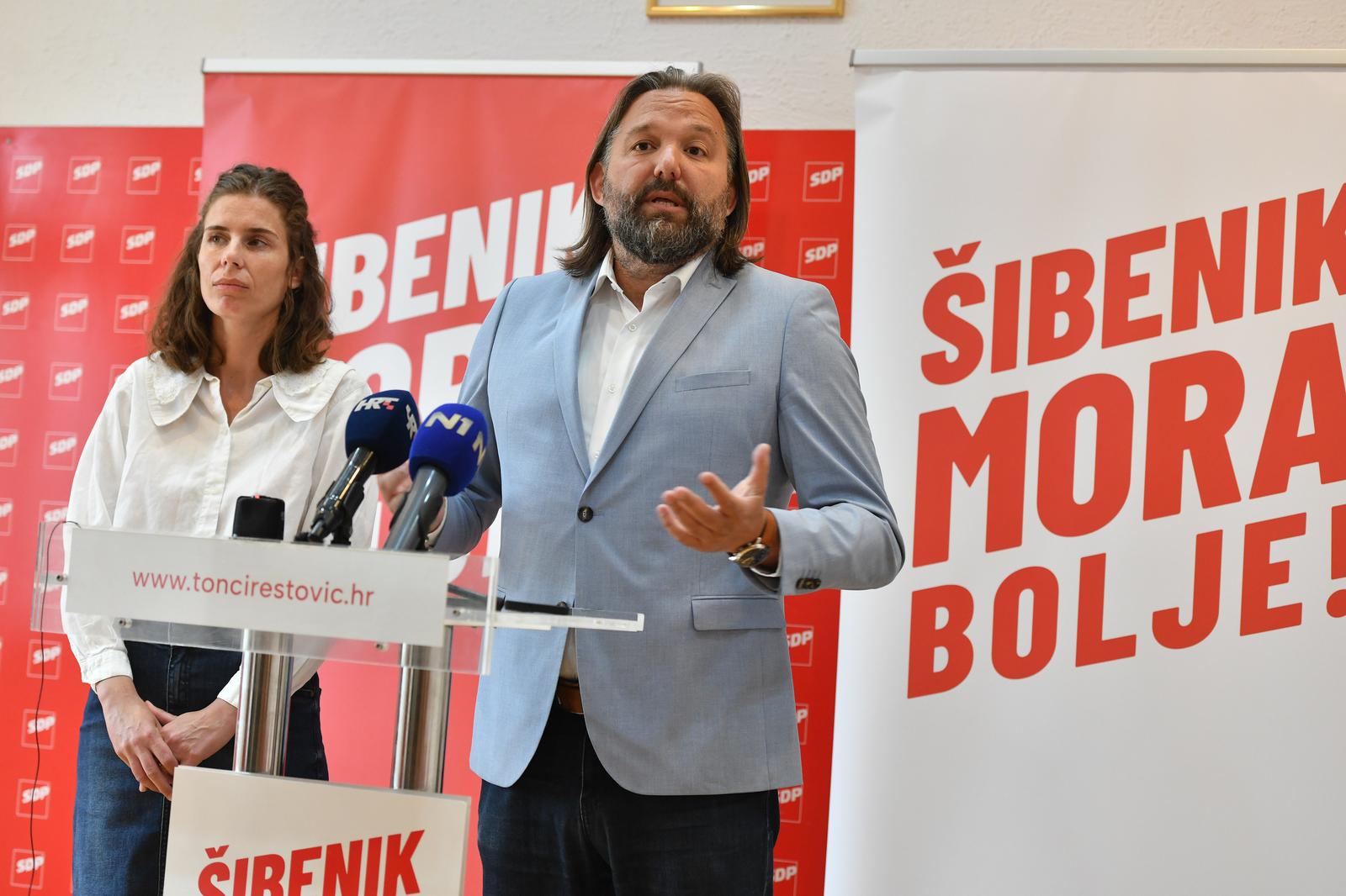 20.05.2025., Sibenik - Konferencija za medije SDP-ovog kandidata za gradonacelnika Toncija Restovica i zamjenice Maje Sintic. Photo: Hrvoje Jelavic/PIXSELL