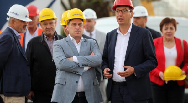 20.09.2024., Rijeka - Svecanost polaganja Vremenske kapsule na gradilistu novog objekta Autokluba Rijeka. Nazocili su predsjednik kluba Marijan Curkovic, ministar Oleg Butkovic, tajnik kluba Mile Peric i gradonacelnik Marko Filipovic. Photo: Goran Kovacic/PIXSELL