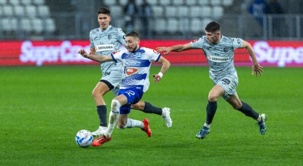 20.12.2024., stadion Opus Arena, Osijek - SuperSport HNL, 18. kolo, NK Osijek - NK Istra 1961. Roko Jurisic, Moris Valincic Photo: Borna Jaksic/PIXSELL