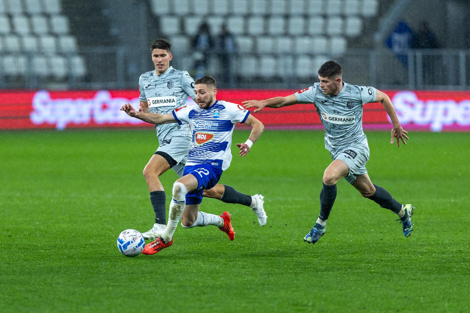 20.12.2024., stadion Opus Arena, Osijek - SuperSport HNL, 18. kolo, NK Osijek - NK Istra 1961. Roko Jurisic, Moris Valincic Photo: Borna Jaksic/PIXSELL