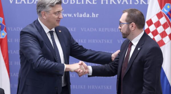 21.02.2024., Zagreb -U Banskim dvorima odrzana je svecanost potpisivanja Sporazuma o razumijevanju i podrsci u vezi rekonstrukcije Gradskog stadiona Maksimir i izgradnje ili rekonstrukcije objekata Katolicke Crkve na 10 lokacija u Gradu Zagrebu. Sporazum su potpisali premijer Andrej Plenkovic, nadbiskup Drazen Kutlesa i gradonacelnik Tomislav Tomasevic.
 Photo: Patrik Macek/PIXSELL