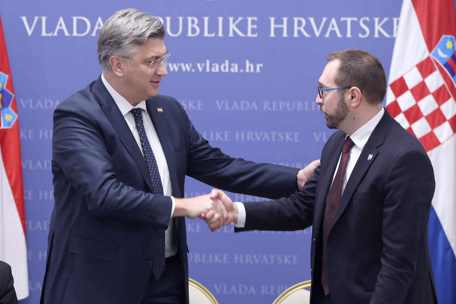 21.02.2024., Zagreb -U Banskim dvorima odrzana je svecanost potpisivanja Sporazuma o razumijevanju i podrsci u vezi rekonstrukcije Gradskog stadiona Maksimir i izgradnje ili rekonstrukcije objekata Katolicke Crkve na 10 lokacija u Gradu Zagrebu. Sporazum su potpisali premijer Andrej Plenkovic, nadbiskup Drazen Kutlesa i gradonacelnik Tomislav Tomasevic.
 Photo: Patrik Macek/PIXSELL