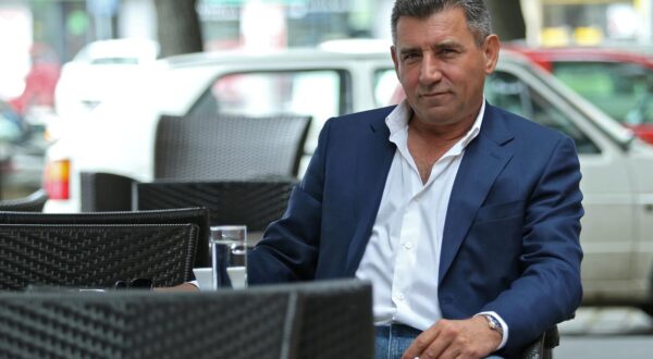 21.05.2013., Klaiceva 74, Zagreb - General Ante Gotovina popio je pice i porazgovarao sa djelatnicom na terasi Caffe bara Kult u Klaicevoj ulici 74.rPhoto: Sanjin Strukic/PIXSELL