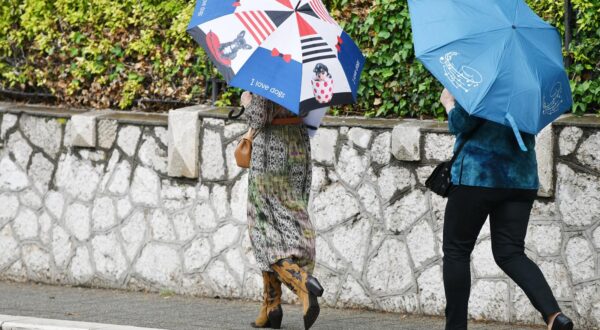 21.05.2025., Sibenik - Kisno prijepodne na gradskim ulicama. Photo: Hrvoje Jelavic/PIXSELL