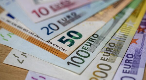 21.01.2022., Zagreb - Od 1. sijecnja 2023. godine, prema planu Vlade, platezno sredstvo u Hrvatskoj postat ce euro, a Hrvatska ce postati 20. clanica eurozone. Kuna ce time, nakon 28 godina koristenja, otici u povijest, dok ce hrvatski gradjani i sluzbeno postati korisnici eura. Ilustracija prelaska kune na euro. Photo: Igor Kralj/PIXSELL
