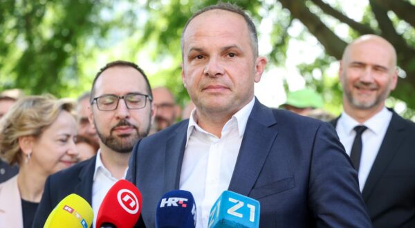 22.04.2025., Zagreb - Predstavnici stranaka Mozemo! i SDP predali su prikupljene potpise gradjana za kandidaturu Tomislava Tomasevica za drugi mandat na celu Zagreb. gradonacelnik Zagreba Tomislav Tomasevic i Sinisa Hajdas Doncic. Photo: Igor Kralj/PIXSELL