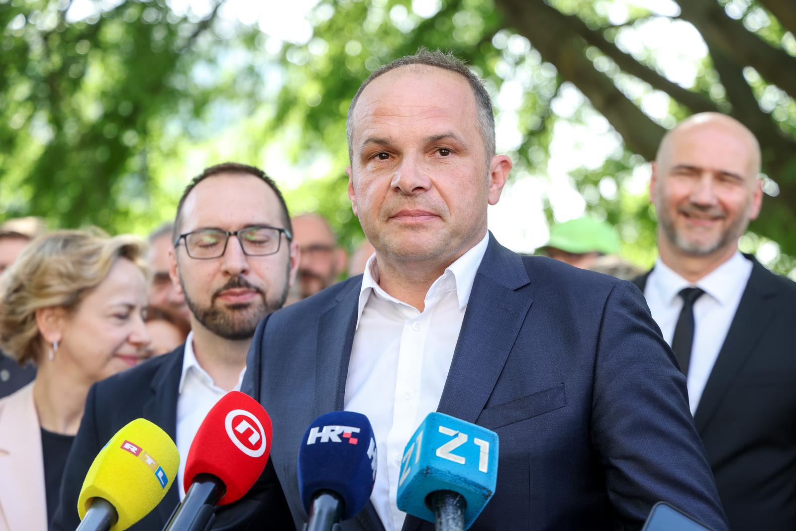 22.04.2025., Zagreb - Predstavnici stranaka Mozemo! i SDP predali su prikupljene potpise gradjana za kandidaturu Tomislava Tomasevica za drugi mandat na celu Zagreb. gradonacelnik Zagreba Tomislav Tomasevic i Sinisa Hajdas Doncic. Photo: Igor Kralj/PIXSELL