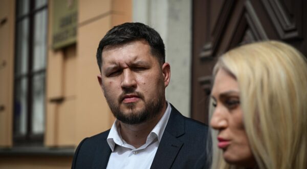 23.04.2025., Zagreb  - Udruga Spasimo male obiteljske iznajmljivace (SMOi) na konferenciji za medije ispred Ustavnog suda izvijestila je o razlozima predaje tom sudu prijedloga za ocjenu suglasnosti tri zakona s Ustavom RH (zakoni o lokalnim porezima-porez na nekretnine, o ugostiteljskoj djelatnosti i o upravljanju i odrzavanju zgrada)
Vedran Tomic i Hana Matic Photo: Josip Regovic/PIXSELL