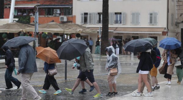 23.05.2025., Split - Potop i obilna kisa na splitskoj rivi. Photo: Ivo Cagalj/PIXSELL
