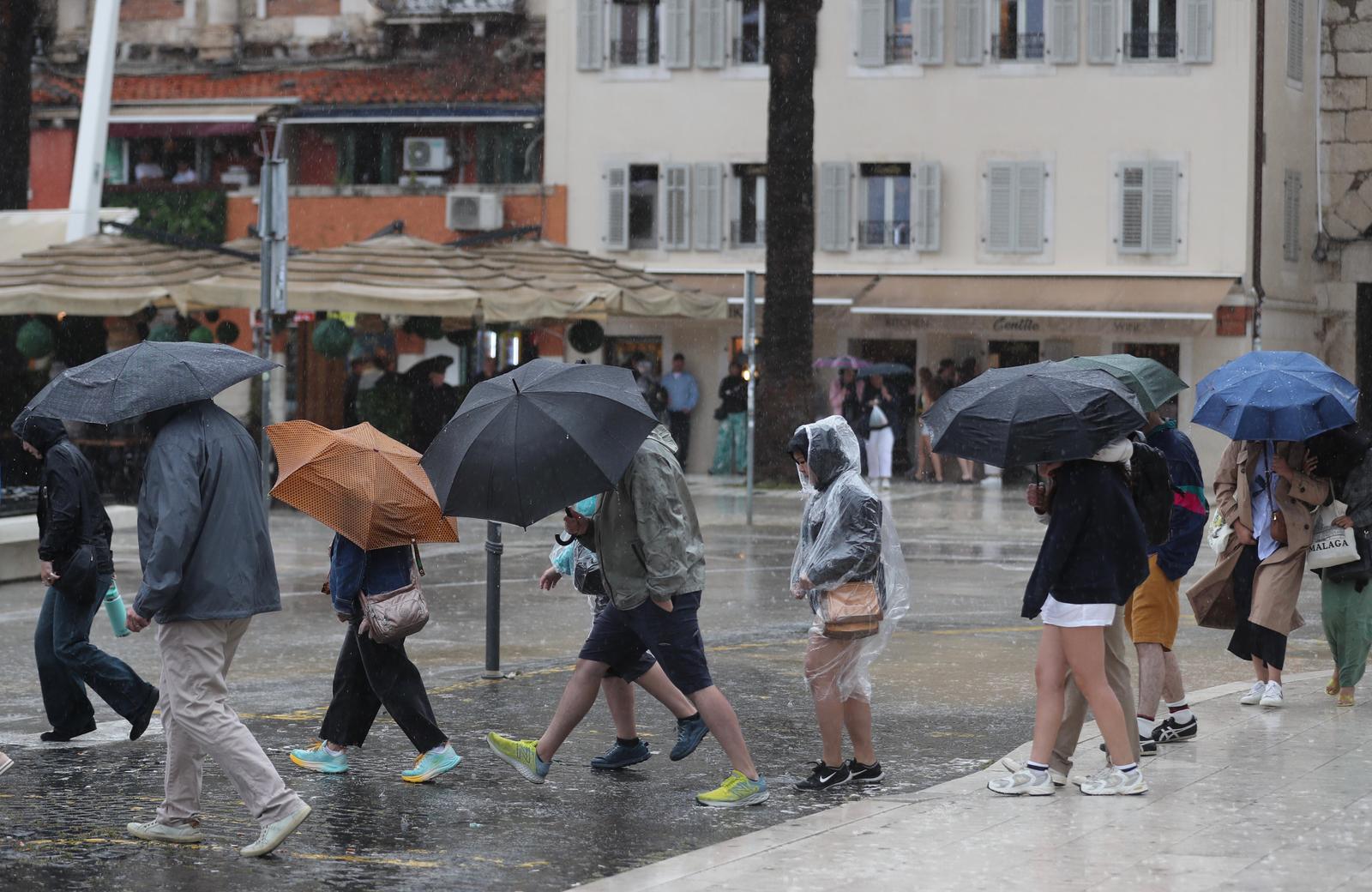 23.05.2025., Split - Potop i obilna kisa na splitskoj rivi. Photo: Ivo Cagalj/PIXSELL