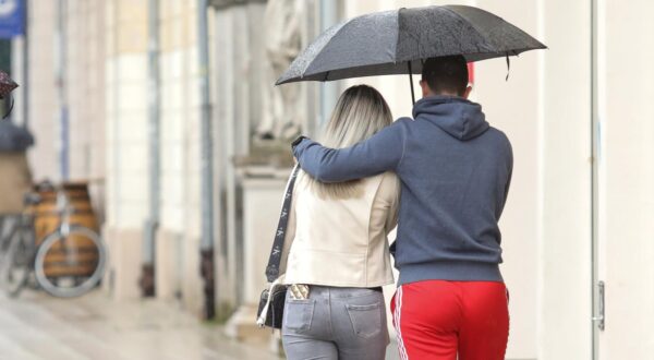 24.04.2023., Osijek - Proljetni pljusak gotovo svaki kisobran pretvori u kisobran za dvoje.  Photo: Dubravka Petric/PIXSELL