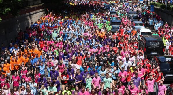 24.05.2024., Zagreb - Zagrebacki maturanti u povorci idu prema Bundeku gdje ce obiljeziti kraj srednjoskolskog obrazovanja. Photo: Sanjin Strukic/PIXSELL