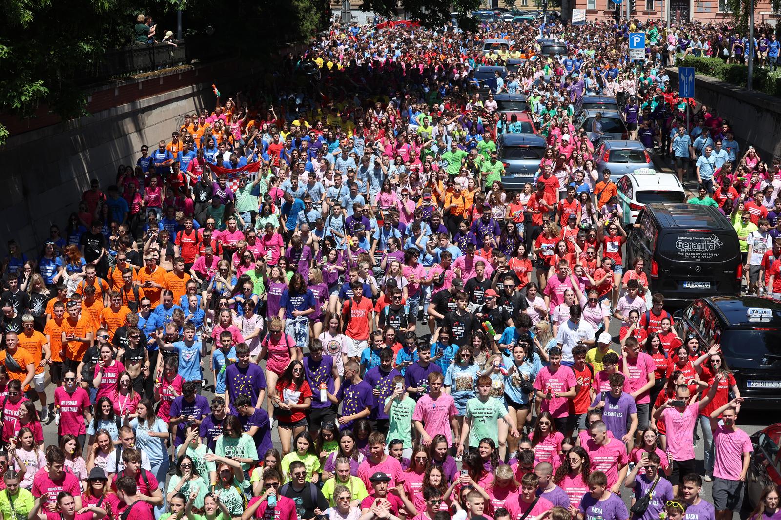 24.05.2024., Zagreb - Zagrebacki maturanti u povorci idu prema Bundeku gdje ce obiljeziti kraj srednjoskolskog obrazovanja. Photo: Sanjin Strukic/PIXSELL