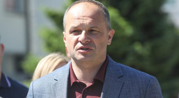 24.05.2025., Karlovac - Konferencija za medije koalicije Mozemo, SDP i SU na kojoj su govorili Drazenka Polovic, saborska zastupnica i kandidatkinja za gradonacelnicu Karlovca stranke Mozemo!, Sandra Bencic, saborska zastupnica i koordinatorica stranke Mozemo! i Sinisa Hajdas-Doncic, saborski zastupnik i predsjednik stranke SDP.  Photo: Kristina Stedul Fabac/PIXSELL
