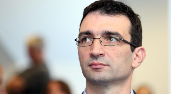 24.06.2014., Zagreb - Konferencija za medije povodom najnovijeg otkrica evolucijskih geneticara. Medjunarodni tim znanstvenika predvodjen hrvatskim evolucijskim geneticarom doc. dr. sc. Tomislavom Domazetom-Losom dosao je do izuzetno vaznog otkrica u istrazivanju tumora koje ce imati veliki znacaj za evolucijsku i tumorsku biologiju. Tomislav Domazet-Loso predstavio je otkrice, a konferenciji su prisustvovali i Zeljko Tanjic, Tome Anticic, Djurdjica Ugarkovic. rPhoto: Goran Stanzl/PIXSELL