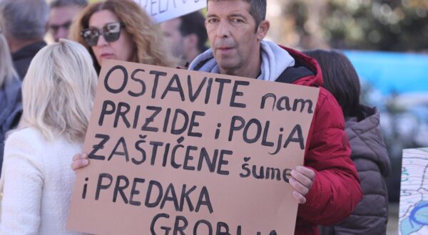 24.11.2024., Kastela - Prosvjed Gradjanske inicijative "Spasimo Kozjak i Kastela". Prosvjed je organiziran protiv izgradnje tunela Kozjak i pristupnih cesta na D8 s juzne strane Kozjaka, kao i protiv protupravnih radnji, nezakonitih gradjevinskih radova te uzurpacije privatnog vlasnistva.  Photo: Ivo Cagalj/PIXSELL