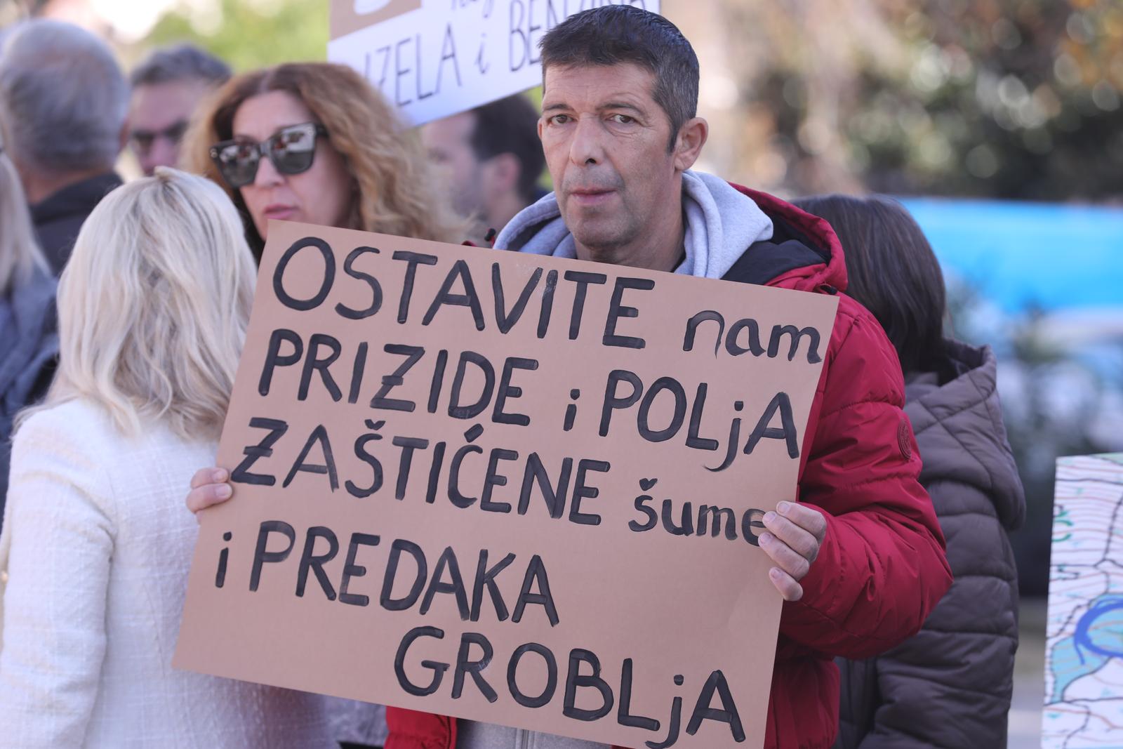 24.11.2024., Kastela - Prosvjed Gradjanske inicijative "Spasimo Kozjak i Kastela". Prosvjed je organiziran protiv izgradnje tunela Kozjak i pristupnih cesta na D8 s juzne strane Kozjaka, kao i protiv protupravnih radnji, nezakonitih gradjevinskih radova te uzurpacije privatnog vlasnistva.  Photo: Ivo Cagalj/PIXSELL