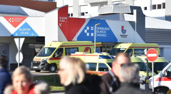 25.01.2025., Cakovec - Stotinjak gradjana spontano se okupilo ispred Zupanijske bolnice Cakovec. Photo: Vjeran Zganec Rogulja/PIXSELL