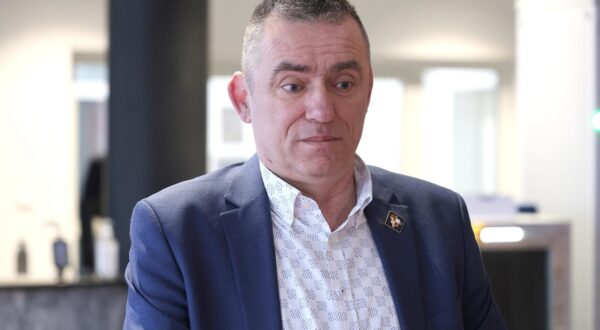 25.02.2025., Zagreb - Sjednica Sabora nastavljena je iznosenjem zastupnickih stajalista nakon kojih ce uslijediti rasprava o Izvjescu Mandatno-imunitetnog povjerenstva. Prije pocetka sjednice Stipo Mlinaric komentiao je sutrasnje glasovanje. new Photo: Patrik Macek/PIXSELL