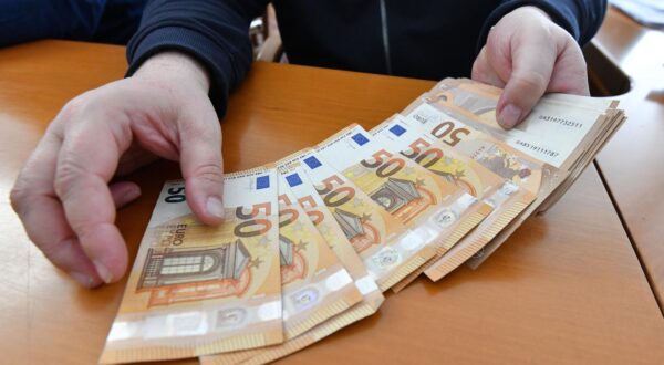 25.03.2025., Cakovec - Pocela isplata uskrsnica od 50 za umirovljenike s podrucja Grada Cakovca. Photo: Vjeran Zganec Rogulja/PIXSELL