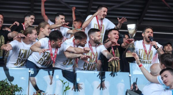 25.05.2025., stadion HNK Rijeka, Rijeka - SuperSport HNL, 36. kolo, HNK Rijeka pobjedom nad NK Slaven Belupo postala je prvak Hrvatske. dodjela medalja igracima HNK Rijeka. Niko Jankovic, Martin Zlomislic, Amer Gojak, Bruno Bogojevic, Ante Majstorovic, Stjepan Radeljic, Mladen Devetak, Radomir Djalovic Photo: Sanjin Strukic/PIXSELL