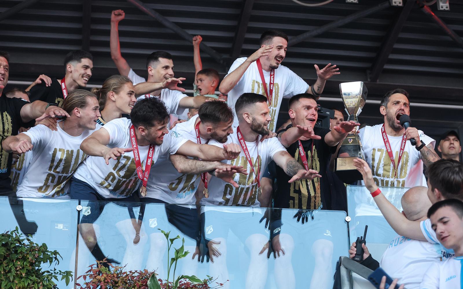 25.05.2025., stadion HNK Rijeka, Rijeka - SuperSport HNL, 36. kolo, HNK Rijeka pobjedom nad NK Slaven Belupo postala je prvak Hrvatske. dodjela medalja igracima HNK Rijeka. Niko Jankovic, Martin Zlomislic, Amer Gojak, Bruno Bogojevic, Ante Majstorovic, Stjepan Radeljic, Mladen Devetak, Radomir Djalovic Photo: Sanjin Strukic/PIXSELL