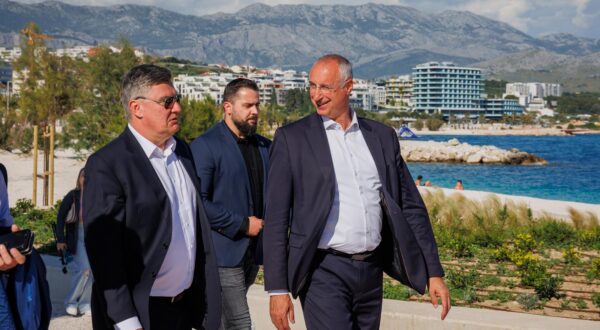 26.05.2025., Split.  -  Zoran Milanovic u pratnji gradonacelnika Ivice Puljka prosetao je novouredjenom plazom Znjan. Photo: Zvonimir Barisin/PIXSELL