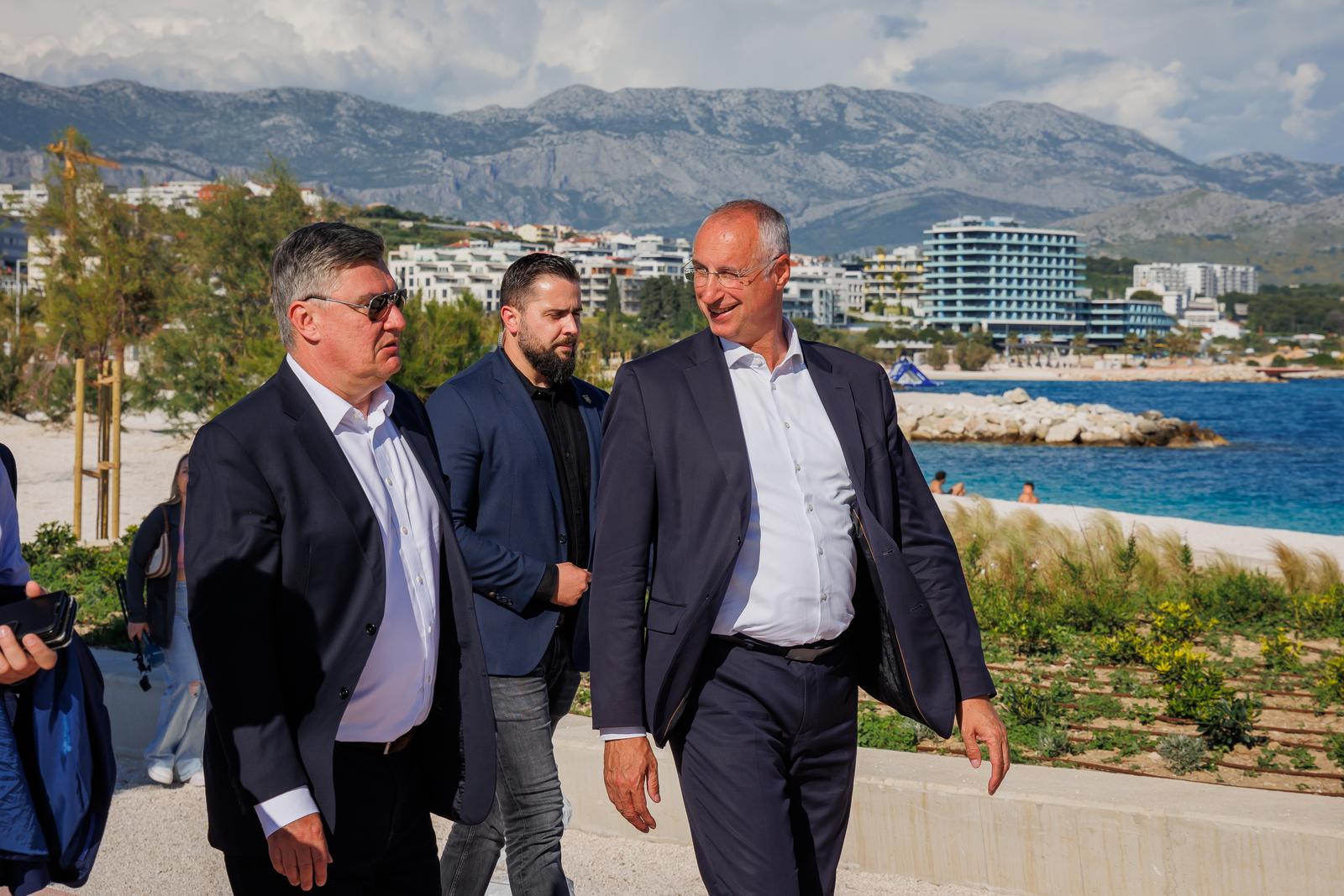 26.05.2025., Split.  -  Zoran Milanovic u pratnji gradonacelnika Ivice Puljka prosetao je novouredjenom plazom Znjan. Photo: Zvonimir Barisin/PIXSELL