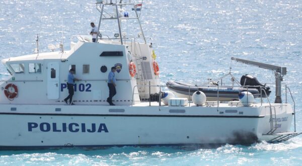 26.07.2023., Primosten - Pripadnici policije pretrazuju more za mladicem koji je nestao pri skoku u more za vrijeme velikih valova. Photo: Dusko Jaramaz/PIXSELL