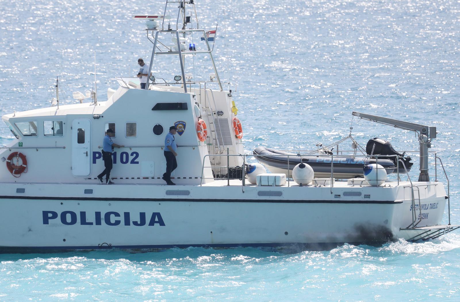 26.07.2023., Primosten - Pripadnici policije pretrazuju more za mladicem koji je nestao pri skoku u more za vrijeme velikih valova. Photo: Dusko Jaramaz/PIXSELL