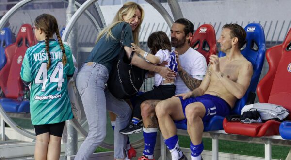 26.10.2024., Split- Stadion Poljud- SuperSport HNL, 11. kolo, HNK Hajduk - NK Lokomotiva
Marko Livaja poslije utakmice s kcerkom i sinom na travnjaku Photo: Ivana Ivanovic/PIXSELL