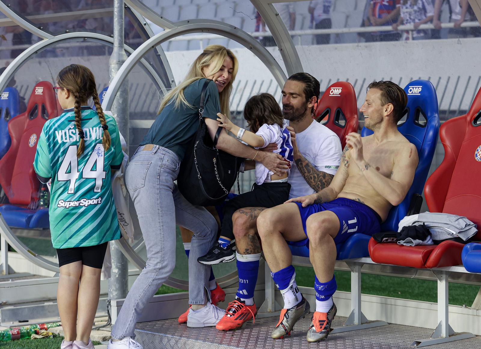 26.10.2024., Split- Stadion Poljud- SuperSport HNL, 11. kolo, HNK Hajduk - NK Lokomotiva
Marko Livaja poslije utakmice s kcerkom i sinom na travnjaku Photo: Ivana Ivanovic/PIXSELL