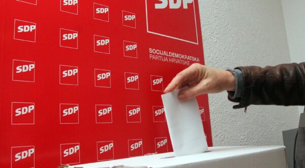 26.11.2016., Sibenik -"nU prostorijama SDP-a u tijeku je glasovanje za izbor novog predsjednika stranke. Za mjesto predsjednika natjecu se Davor Bernardic i Ranko Ostojic."nPhoto: Dusko Jaramaz/PIXSELL